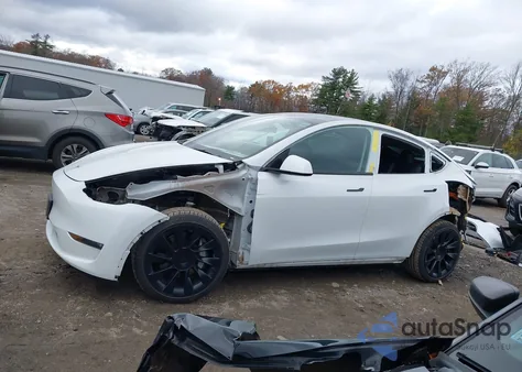 2024 Tesla Model Y Long Range Dual Motor All-Wheel Drive z USA, uszkodzony, nr VIN 7SAYGAEEXRF152474